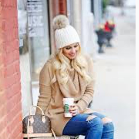 ✨LAST ONE ✨Pompon knit beanie - Picture 2 of 3